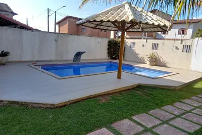 Image de maison de plage donnant sur la mer, grand jardin et barbecue