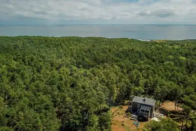 Image de N ° 318: Paix et isolement en haut d'une colline au milieu d'un littoral national avec une architecture moderne!