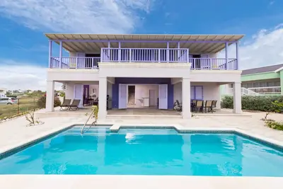 Image de Villa lilas au bord de la falaise sur l'océan Atlantique