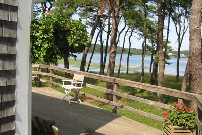 Image de Idyllique Accueil Waterfront sur Drummer Cove dans le calme Pine Grove sur Pleasant Point.
