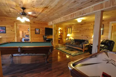 Image de Retraite sauvage 4 br; 4 b Log Home avec table de billard. 1 mille de Legends of Golf