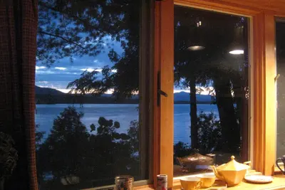 Image de Vues à couper le souffle au bord du lac, confortable étoile éclairée, livre rempli