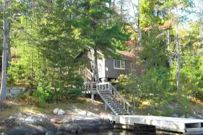 Image de Cabine de lac moderne Wilderness