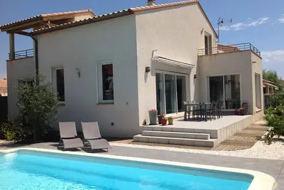 Image de Maison moderne avec piscine privée, proche de la plage