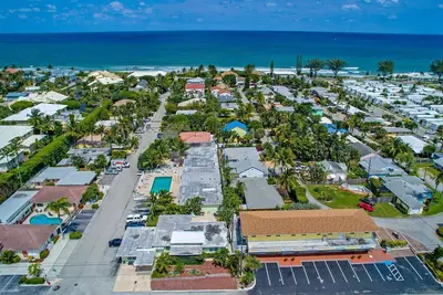 Image de Appartement de style boutique avec piscine à 200 mètres de la plage