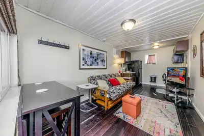 Image de Détendez-vous en milieu de ville sur la rivière! Grand condo dans un endroit incroyable - RÉSERVEZ Maintenant