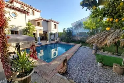 Image de Belle maison avec piscine, jardin et wifi