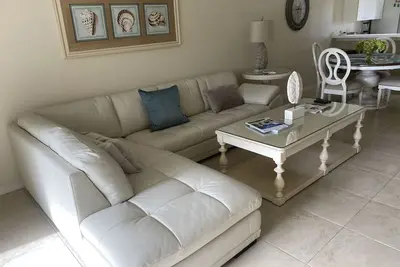 Image de Vues à couper le souffle dans un condo meublé de designer à Stoneybrook