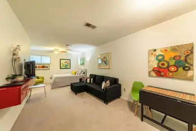 Image de Bon goût Studio avec emplacement idéal juste au nord de l'Ut et Downtown.