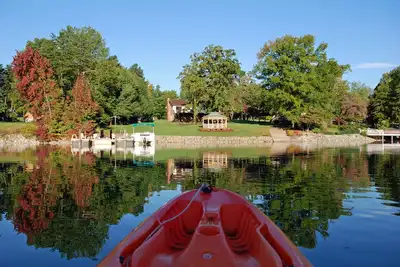Image de Waterfront Lodge à Beaverdam Creek Cove avec quai privé et rampe de mise à l'eau