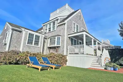 Image de Brant Point beach house 1/2 mile de la ville. Cul-de-sac tranquille sur la nature.