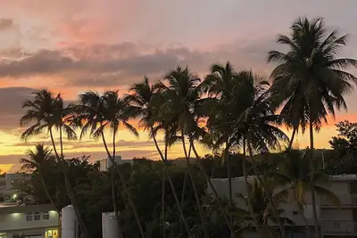 Image de À quelques pas du célèbre hôtel Villa Cofresi, du bar Tiki, des restaurants, des sports nautiques. .