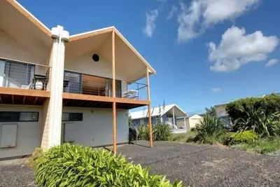 Image de Surf Beach House - Vues sur l'eau - Marchez jusqu'à la plage.