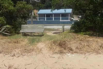 Image de Ligar Bay - Chalets Beachaven (devant). Kayaks, WiFi, pratiquement sur la plage.