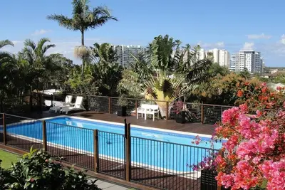 Image de Spacieuse maison Broadwater avec immense piscine privée et une vue fantastique