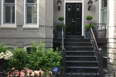 Image de Travelers Trove ~ T St w Permis de stationnement!