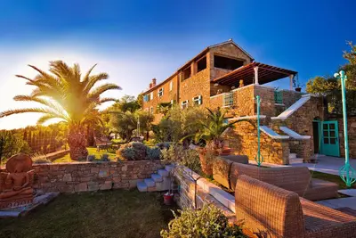 Image de Villa de luxe * Piscine privée * Bien-être et spa * Famille et enfants * Bio * Sports