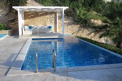 Image de À quelques pas du village - Piscine privée, grand patio, jardin et belles vues.