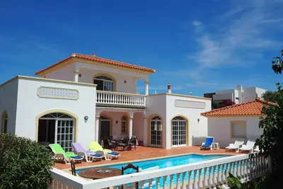 Image de Villa avec piscine privée dans un environnement calme