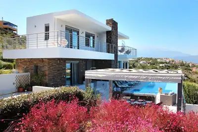 Villa design de luxe, piscine à débordement privée, vue imprenable sur la mer et les montagnes.