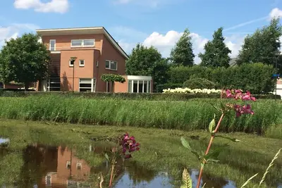 Image de Villa luxueuse et élégante dans le parc naturel entouré de flore et la faune. Centr. emplacement.