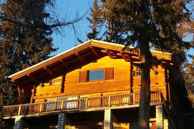 Image de grand chalet traditionnel au pied des pistes