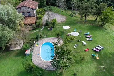 Image de villa de campagne avec piscine, jardin et wi-fi excellente pour les familles et les groupes