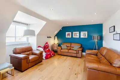 Image de Superbe Appartement City Centre Penthouse, avec un parking gratuit!