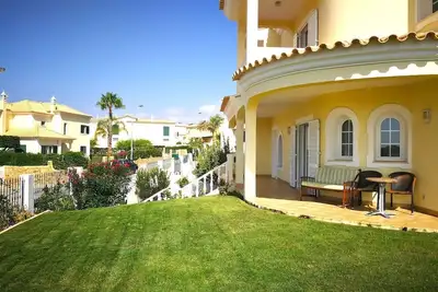 Image de Villa privée de 4 chambres avec piscine chauffable, jardin et proche de la plage