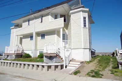 Image de Ny Waterfront Vacation home with Sunsets over Man. 20 min to Jfk & Resorts World