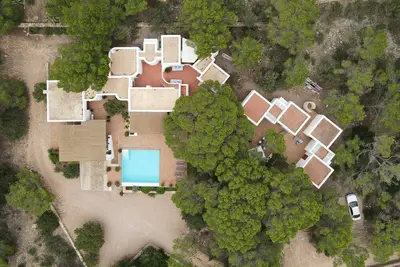 Image de Villa avec piscine à débordement privée, idéale pour les familles et les événements