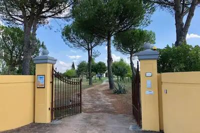 Image de Ferme de charme dans un paysage toscan à distance de marche d'un village