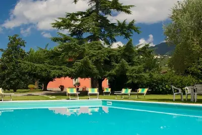 Calme, détente et intimité dans la campagne de Lucques. Piscine et climatisation.