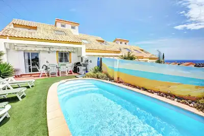 Image de Maison de ville avec piscine privée et Wi-Fi gratuit vue mer et montagne