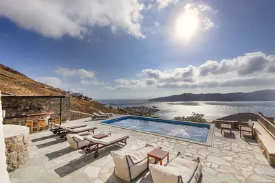 Villa Tychi, dans une position privilégiée sur la plage d'Agios Sostis, avec vue sur la mer et la piscine