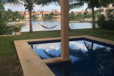 Image de Magnifique 4 Bdrs. Villa Front D'Eau