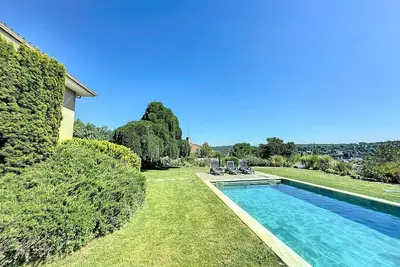 Image de Grande Villa avec Vue panoramique et piscine à pied du village de Carcès.