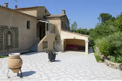 Image de partie de villa en rez de jardin a coté d'un domaine viticole