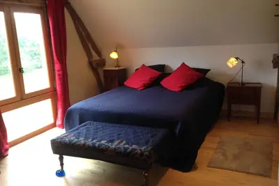 Image de maison de vacances récemment rénovée avec vue panoramique près de la rivière et 2 terrains de golf