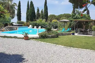 Image de Villa avec Piscine, Spa, Pétanque & parc de 5000m², pour vacances de rêve