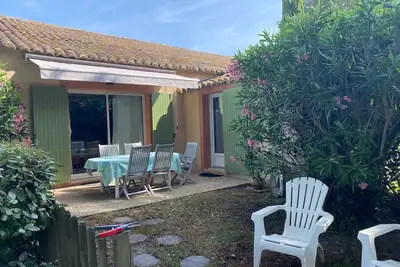 Image de Coquette location  pour 2, climatisation ds sejour, grd terrain piscine privative