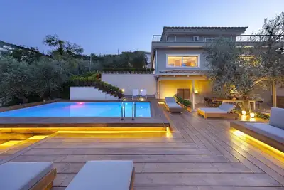Image de Villa Bay, villa de luxe moderne avec vue sur la mer, jardin, piscine privée et jacuzzi.