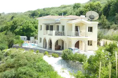 Image de Villa privée, sans vis à vis, grande piscine, bain à remous, Wi-Fi, à 15 minutes de Paphos