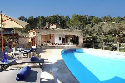 Image de Villa avec 5 chambres, 5 salles de bains, piscine, air conditionné, Wifi,