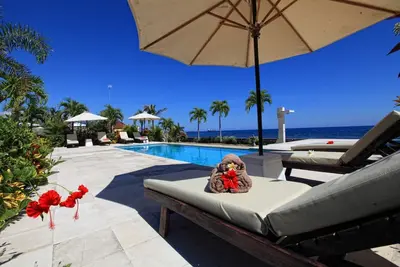Image de Villa Pandu est une villa de luxe sur la plage avec piscine privé et personnel