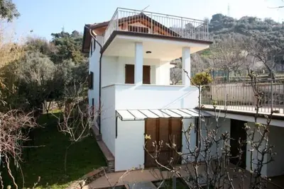 Image de Belle villa neuve, proche de la plage de sable. Grande terrasse. Jardin.