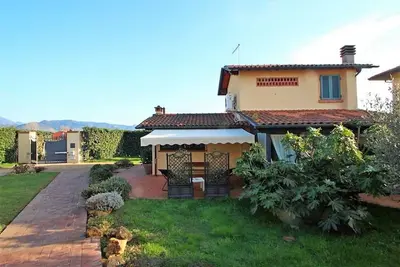 Image de Charmante petite maison près de la plage avec un beau jardin. Climatisation.