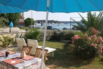 Image de Appartement en bord de mer avec jardin méditerranéen et coin barbecue