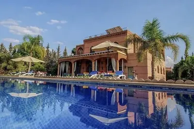 Image de Villa Dar Moudar Marrakech grande piscine et jardin à l'architecture authentique