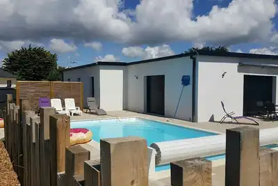 Image de Grande maison spacieuse, contemporaine au bord de l'atlantique avec piscine